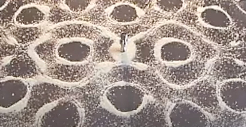 Fichier:Grains de sable sur une table de métal.png