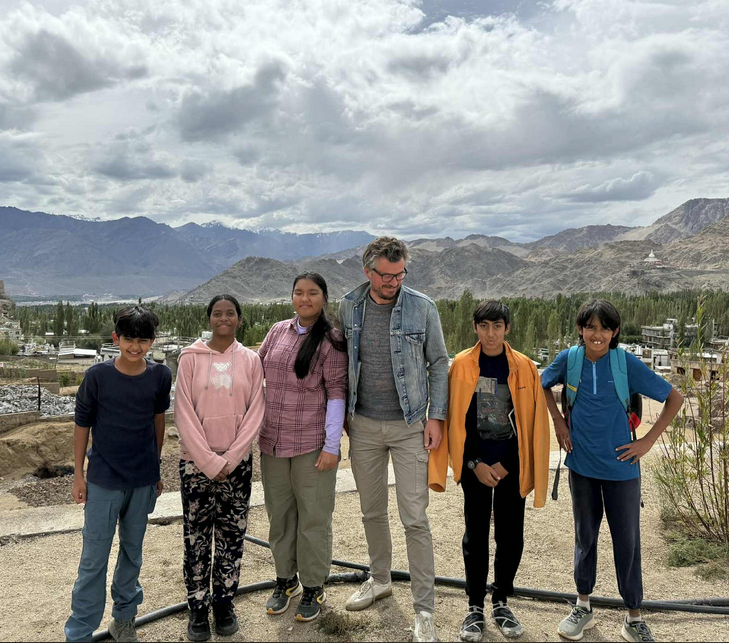 Mattias with Ladakh childrens 2.png